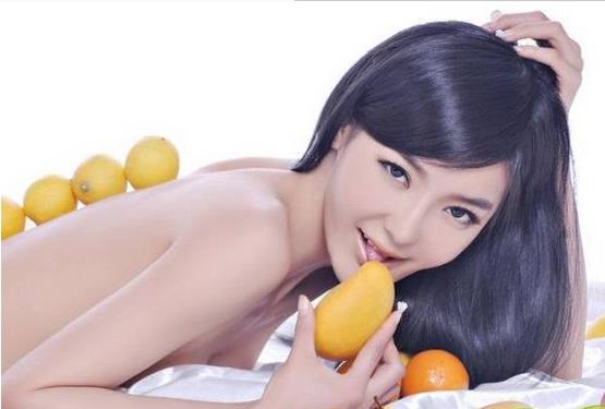 美女吃芒果